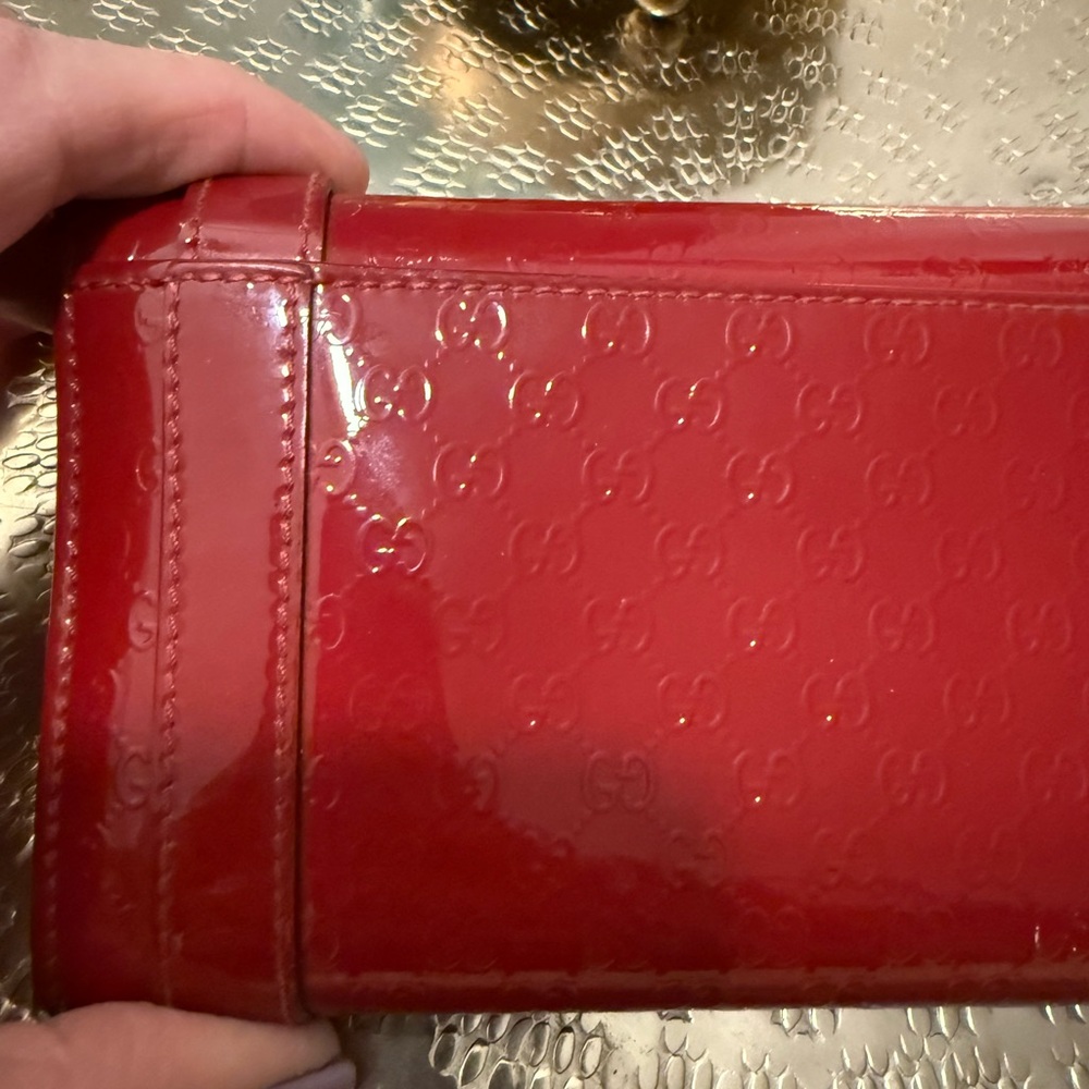 Gucci Red Clutch with Glossy Finish and Fold-Over Design - Picture 4 of 15